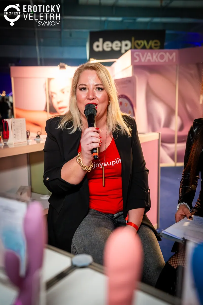 Přednášející s mikrofonem během talku v edukační zóně veletrhu